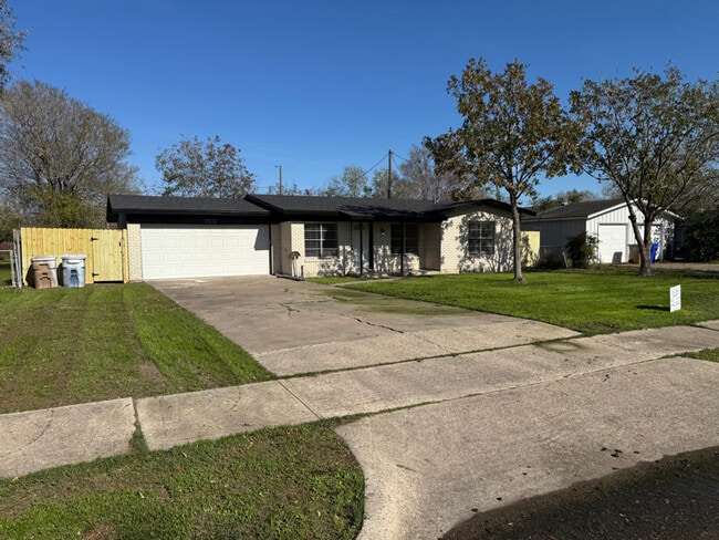 Foto del edificio - 11012 Sunny Dr