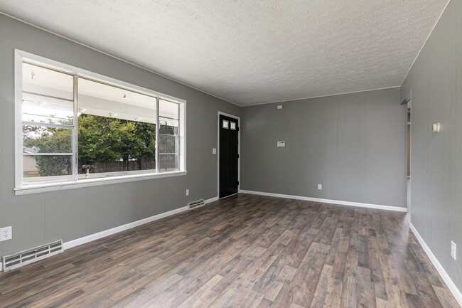 Building Photo - Newly Remodeled | 3 Bedroom | 1 Bathroom |...