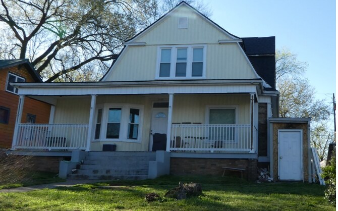 Exterior -- entrance to the right - 2322 Highland Ave
