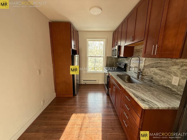 Building Photo - 682 Parker St