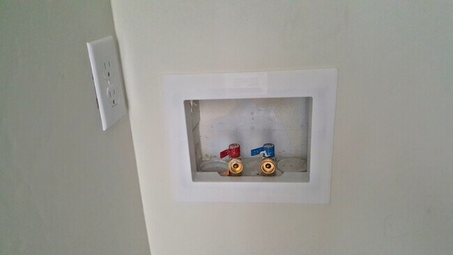 Washer/Dryer Hookups - 674 W Meadow Dr