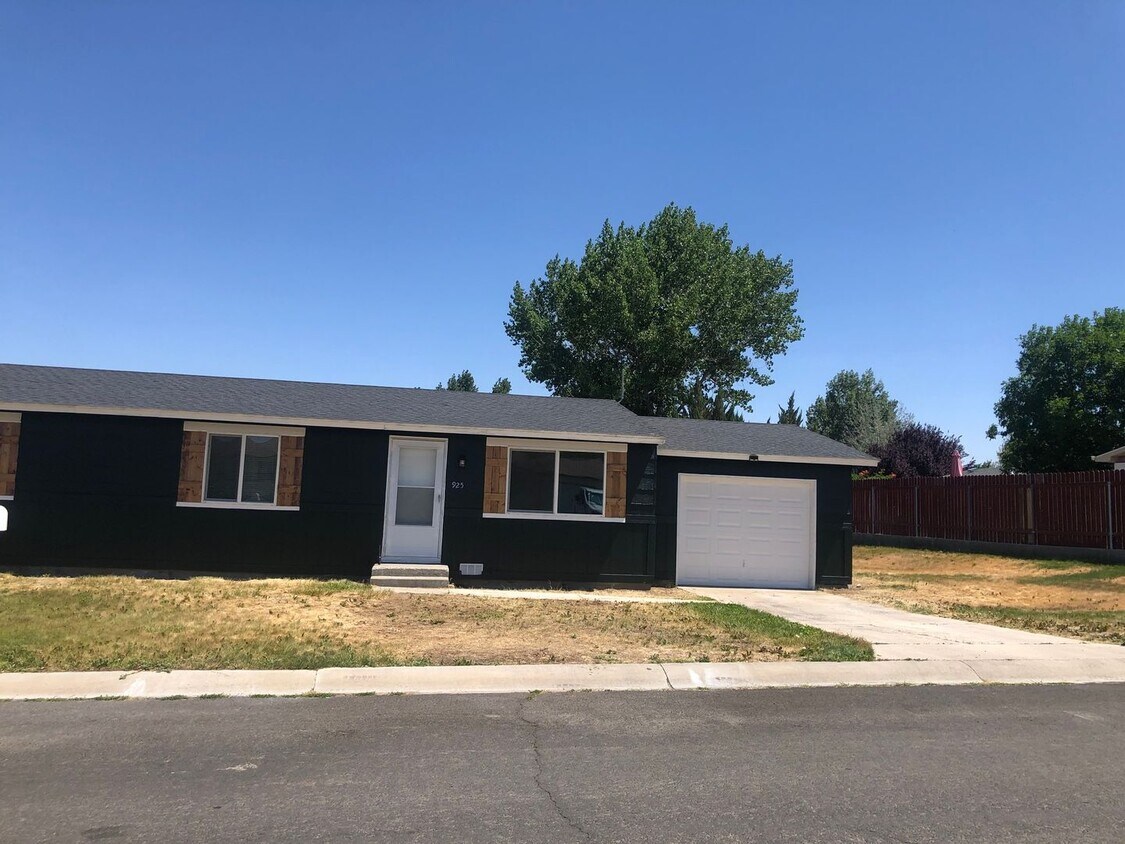 Primary Photo - 925 Cosgrave St