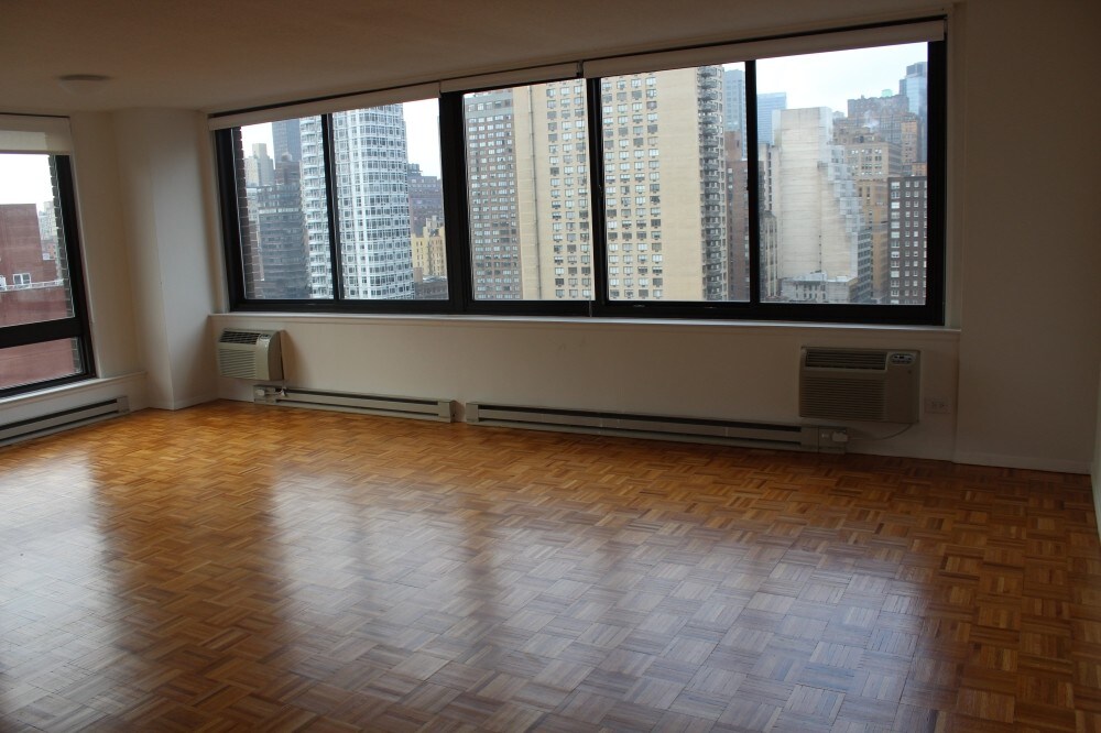 Primary Photo - 300 W 34th St