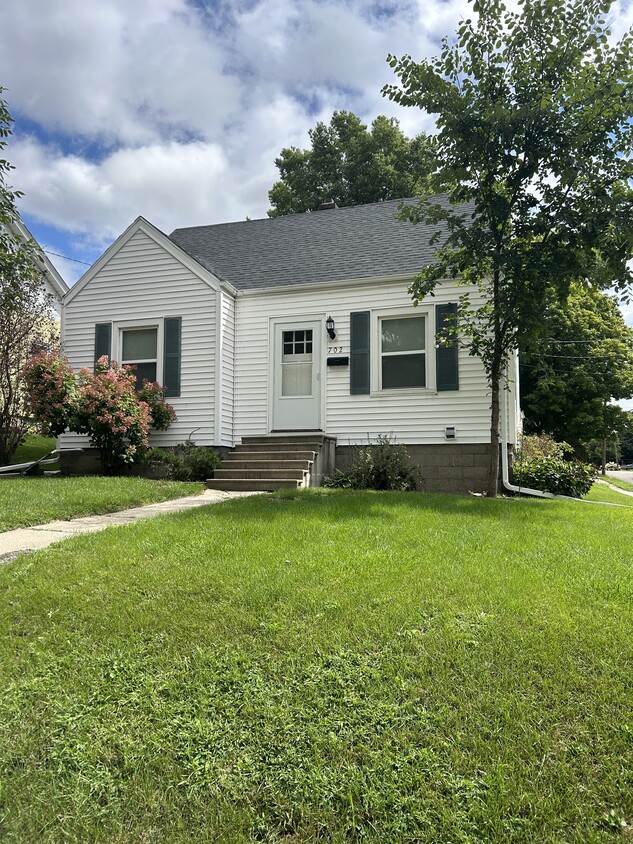 Primary Photo - 702 Pillsbury Ave