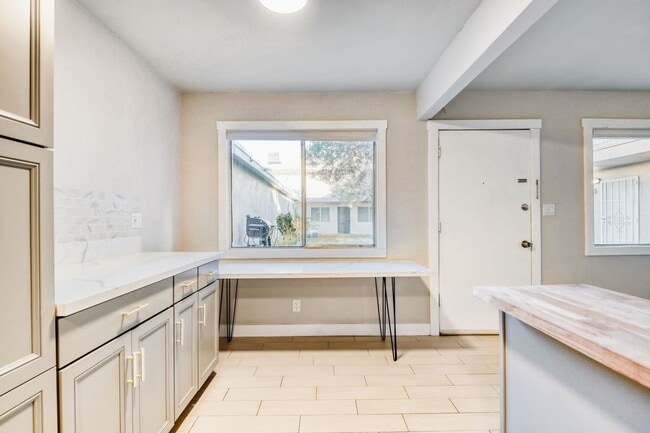 Building Photo - Upgraded 1 Bedroom Condo Near Freeway with Community Pool