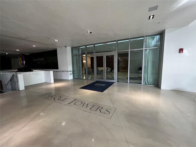 Foto del edificio - 300 Sunny Isles Blvd
