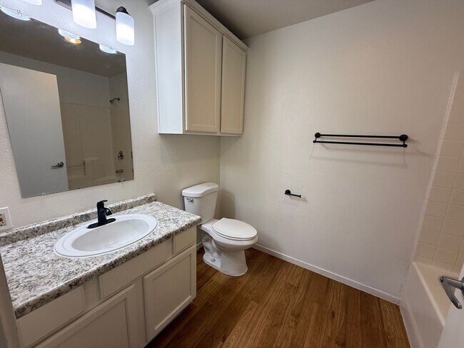 Foto del edificio - 1 Month Free Rent and $250 Walmart Gift Ca...