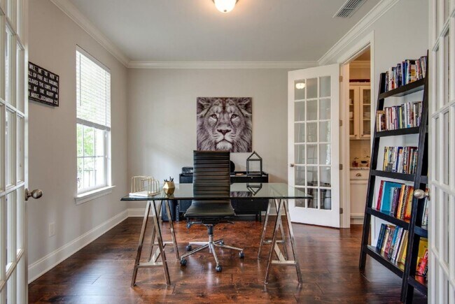 Foto del edificio - 3-bedroom, 2.5-bath home with a 2-car garage in the sought-after Gateway Village community of Fra...
