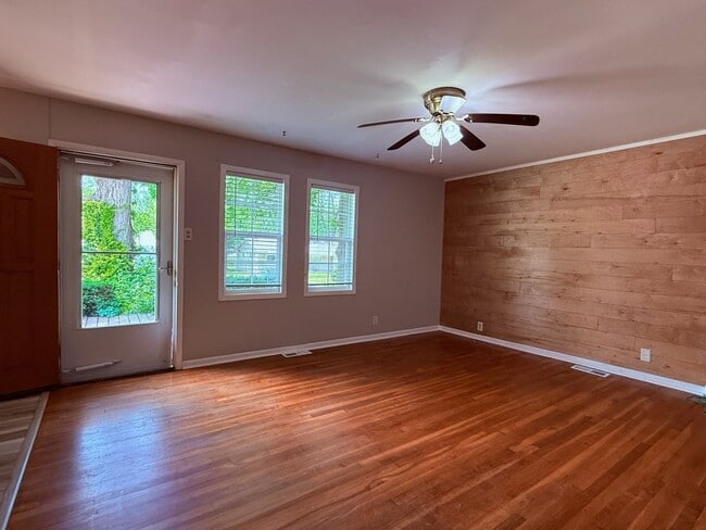 Building Photo - 3 bedroom 1 bath with fenced yard