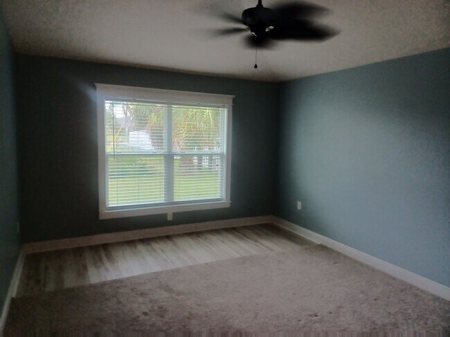 Foto del edificio - Spacious, Newly Remodeled  3 bedroom, 2 bathroom screened lanai GREAT LOCATION