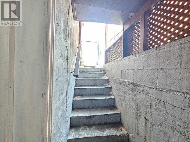 Building Photo - 48 Roseglor Crescent