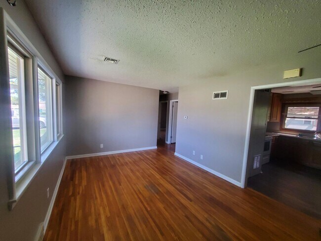 Building Photo - Single family home Recently renovated, mov...