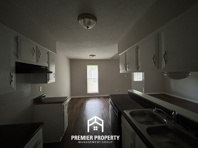 Building Photo - Spacious 4BR/2BA in DeSoto Village | High Ceilings, Hardwood Floors & Fenced Yard