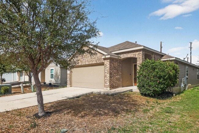 Building Photo - Spacious 3 Bed / 2 Bath w/ Large Kitchen & Natural Light