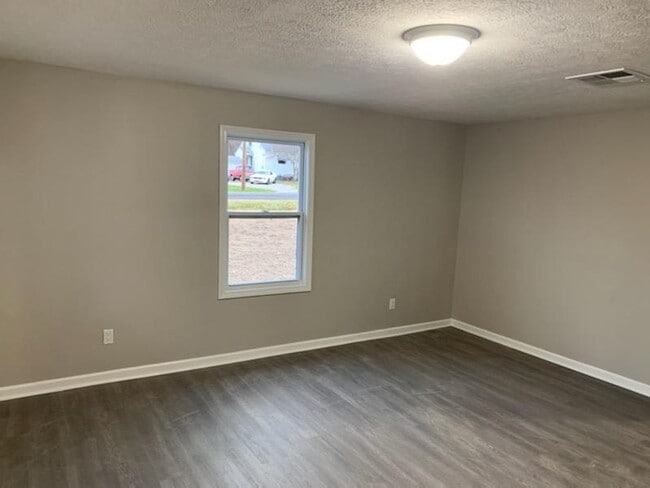 Building Photo - Completely remodeled 3 bedroom 1 bath house