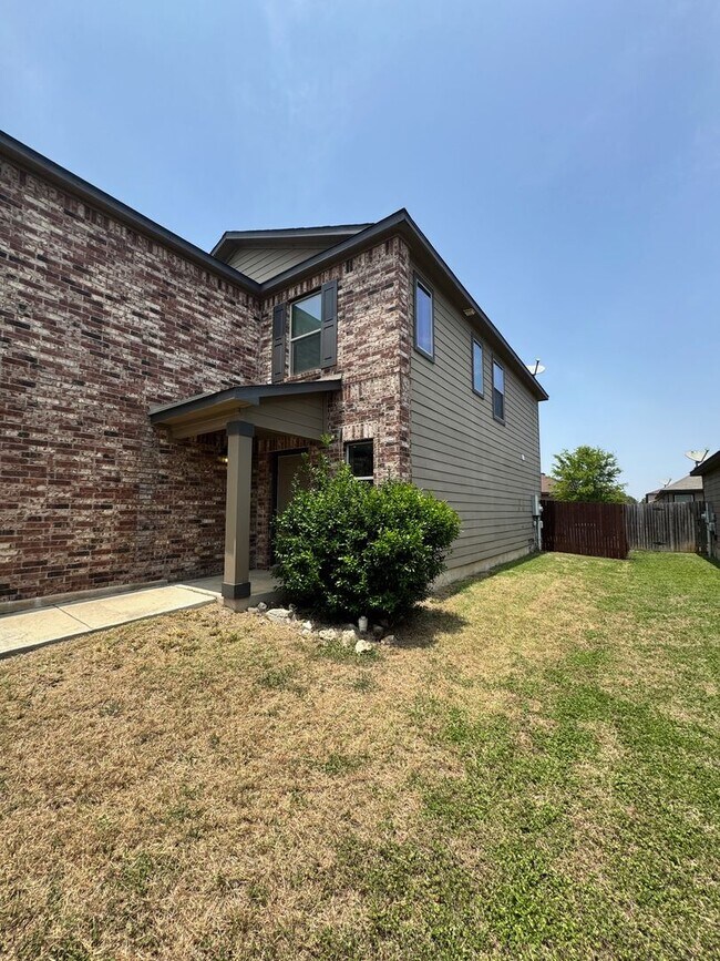 Building Photo - Ready for Move In! Spacious 4 bedroom 3 ba...