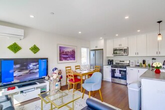 Building Photo - 116 E 22nd St