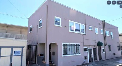 Building Photo - 2802 68th Ave
