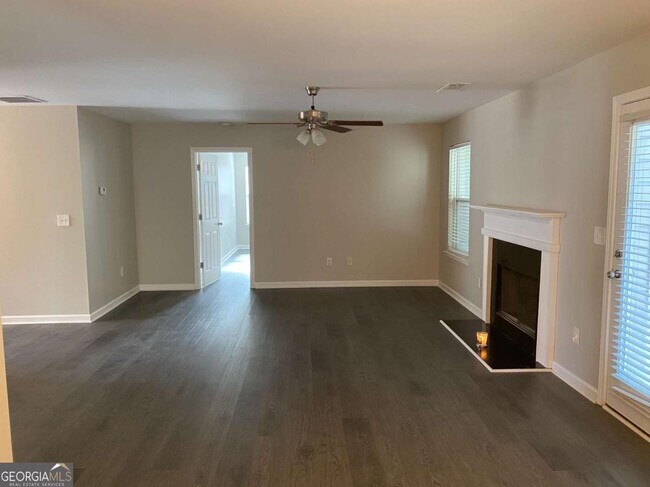 Foto del edificio - 701 Walnut Woods Dr