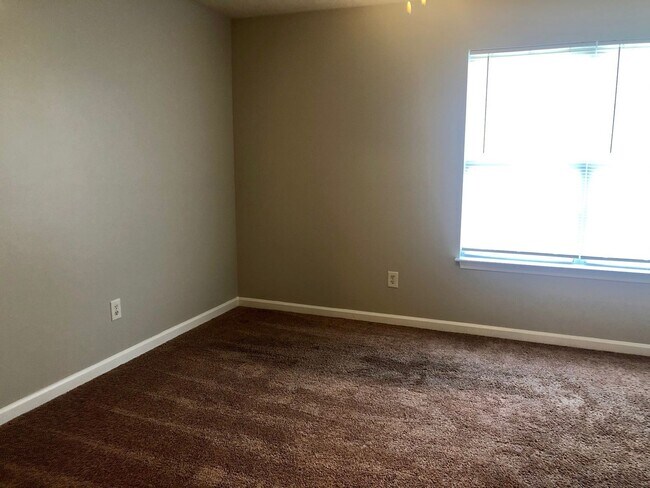 Foto del edificio - Spacious 3 Bedroom 2.5 Bath Townhome Located Off of Pisgah Church Road!-Available 8/7/26