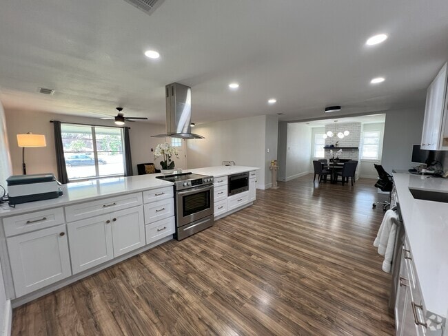 Building Photo - 1702 Bristol Ct N
