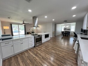 Building Photo - 1702 Bristol Ct N