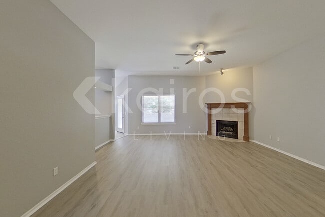 Building Photo - 912 SE 38th St