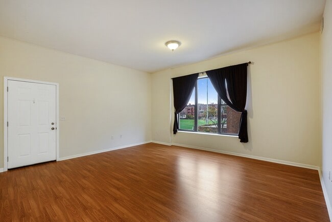 Building Photo - 885 N Marshfield Ave
