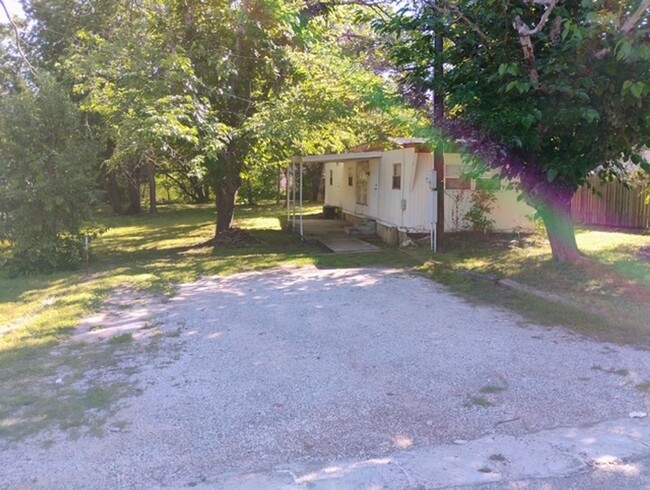 Building Photo - 2 Bedroom 1 Bath home for rent in Granbury...