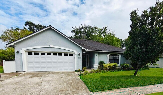 Building Photo - Charming 3 bedroom, 2 bath Fleming Island Home with Fireplace, Sunroom & Fire Pit!