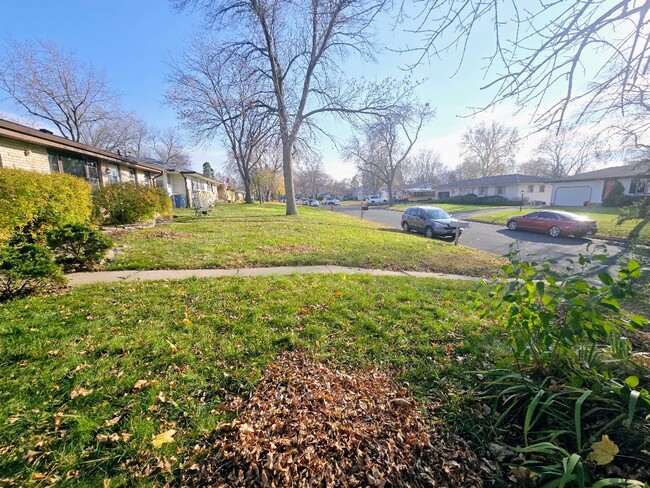 Building Photo - Spacious 3-Bedroom Side-by-Side Duplex wit...