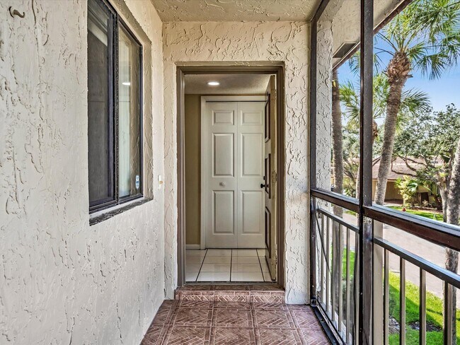 Foto del edificio - 16252 Laurel Dr