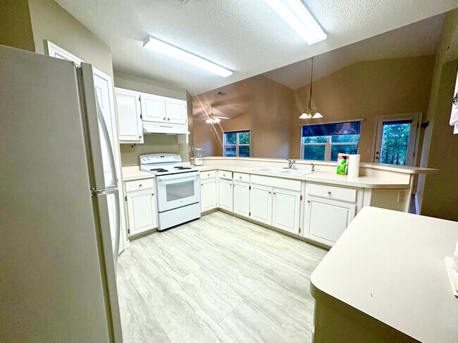 Foto del edificio - 6879 Cedar Ridge Cir