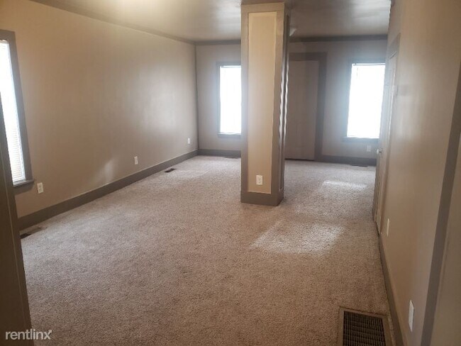 Building Photo - 2 br, 1 bath House - 910 E 5th St