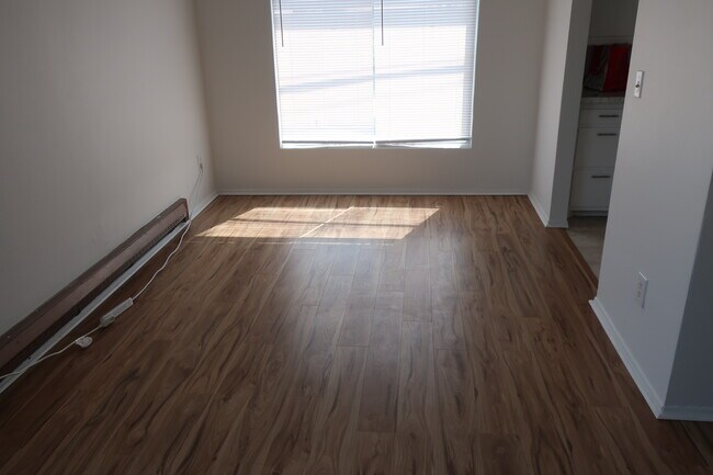 Foto del edificio - 1110 N Miller St