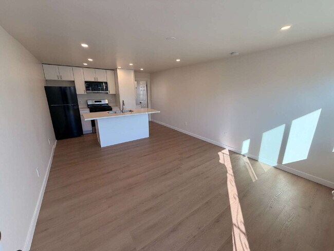 Foto del edificio - Modern Open Concept1 Bed + 1 Bath Upstairs Unit + In-Unit Laundry + AC