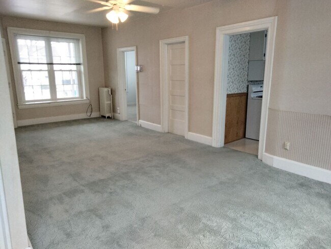 Foto del edificio - Spacious 1 bedroom 1 bath on the Main Level of a 5 plex.