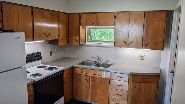 Building Photo - 520 Halvorson Rd