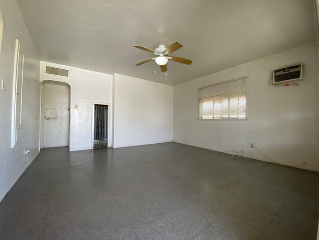 Building Photo - 155 1/2 North #C