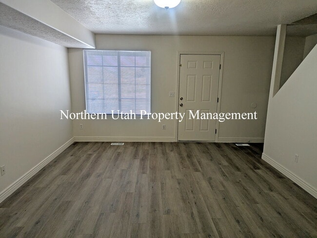 Building Photo - 3 Bed 2.5 Bath HVAC