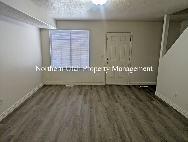 Foto del edificio - 3 Bed 2.5 Bath HVAC