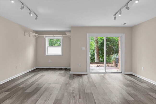 Building Photo - 3756A Madison Ln