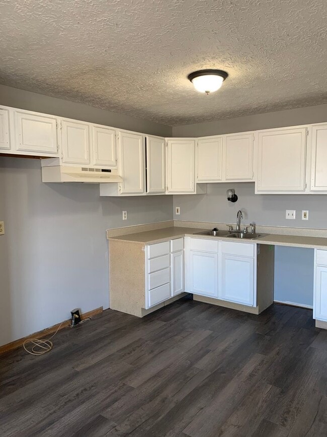 Building Photo - Beautiful 3 bed home 2 bath house w/ attac...
