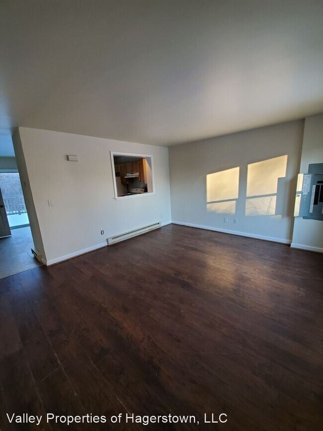 Building Photo - 2 br, 2.5 bath House - 225 E Liberty St