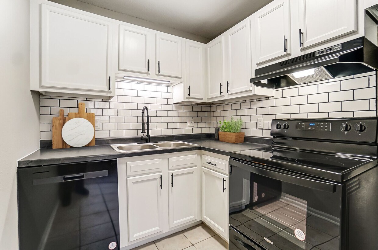 Foto principal - Renovated 2 Bedroom with Washer + Dryer Av...
