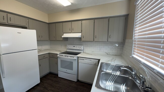 Building Photo - 706 Ave D
