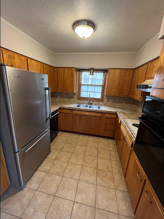 Building Photo - Conveniently Located 3-Bedroom with Walk-O...
