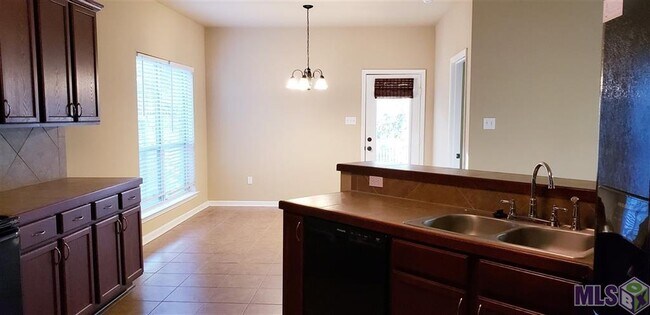 Foto del edificio - 6732 Silver Springs Dr