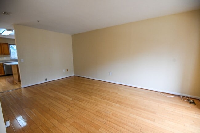 Building Photo - Seven Oaks Townhouse