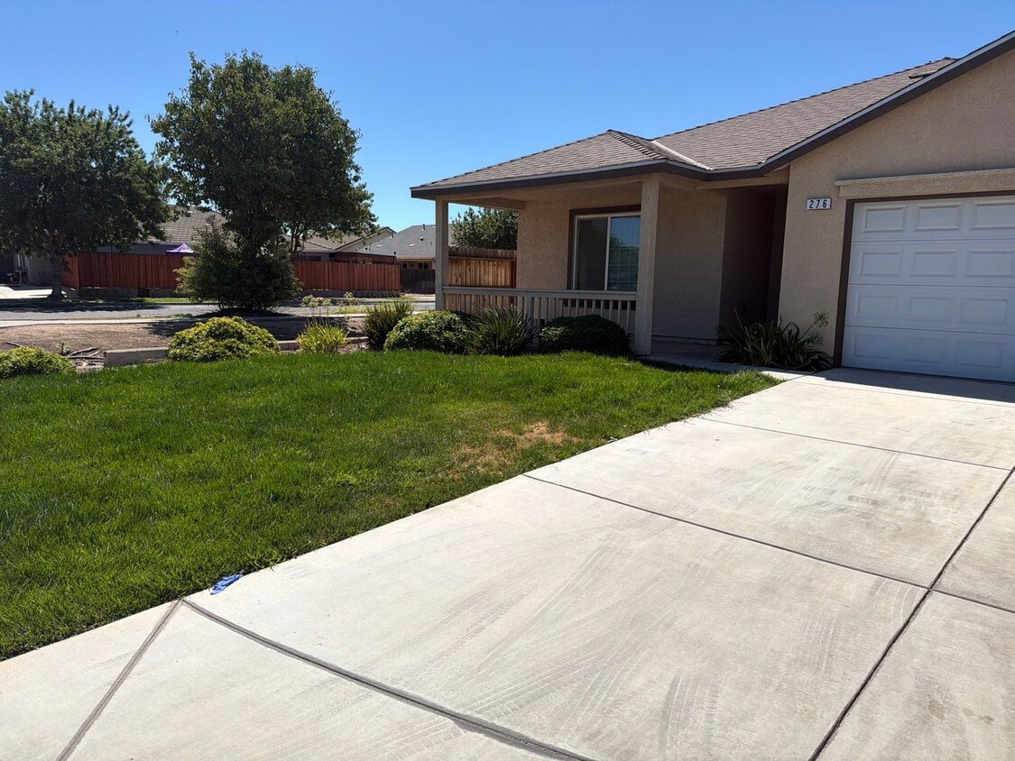 BEAUTIFUL SINGLE STORY HOME ON CORNER LOT - BEAUTIFUL SINGLE STORY HOME ON CORNER LOT